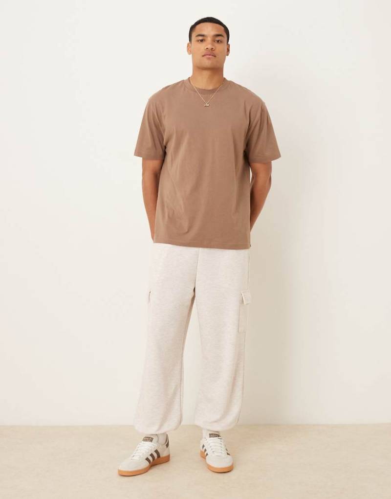 ASOS DESIGN - Schmal zulaufende Jogginghose aus Loopback in Steinbeige mit Cargo-Taschen-Neutral von ASOS DESIGN