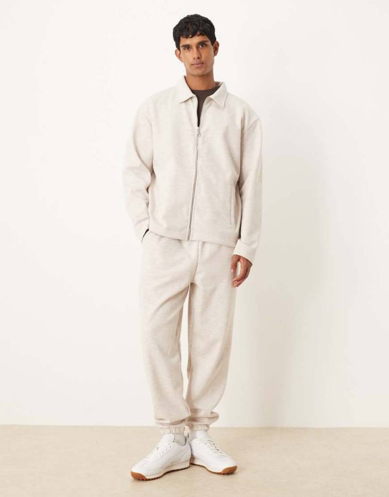 ASOS DESIGN - Schmal zulaufende Jogginghose aus neoprenartigem Material in Hellbeige-Neutral von ASOS DESIGN