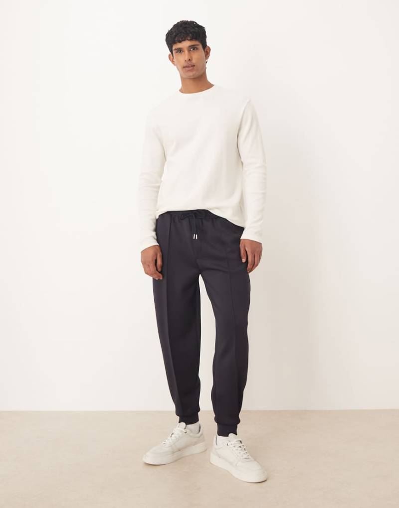 ASOS DESIGN - Schmal zulaufende Jogginghose aus schwerem, neoprenartigem Material in Marineblau von ASOS DESIGN