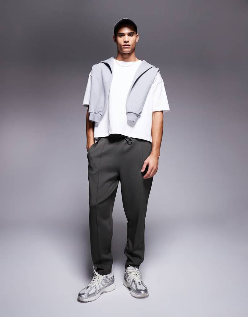ASOS DESIGN - Schmal zulaufende Jogginghose aus Neopren in Khaki-Grün von ASOS DESIGN