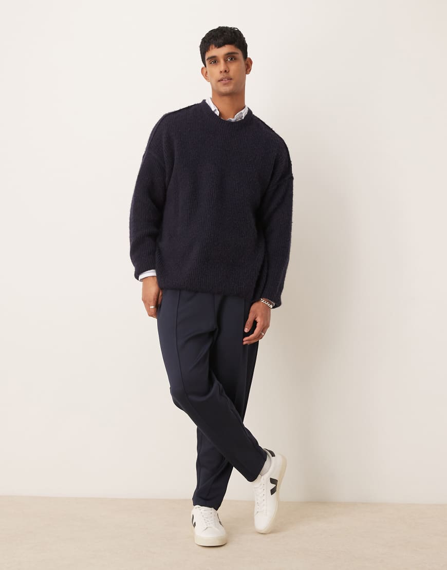 ASOS DESIGN - Schmal zulaufende Jogginghose aus Scuba-Stoff in Marineblau von ASOS DESIGN