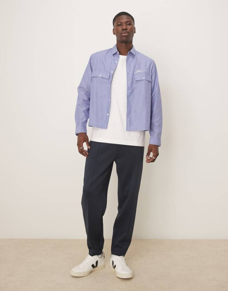 ASOS DESIGN - Schmal zulaufende Jogginghose aus schwerem neoprenartigem Material in Marineblau von ASOS DESIGN