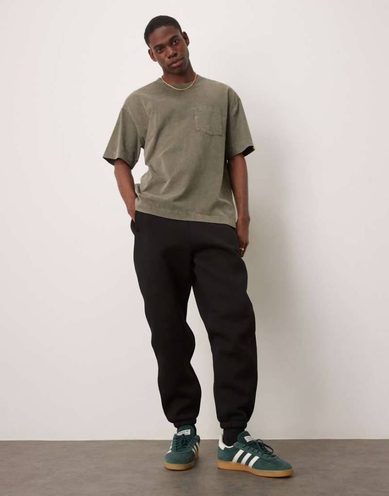 ASOS DESIGN - Schmal zulaufende Jogginghose aus Scuba-Stoff in Schwarz von ASOS DESIGN