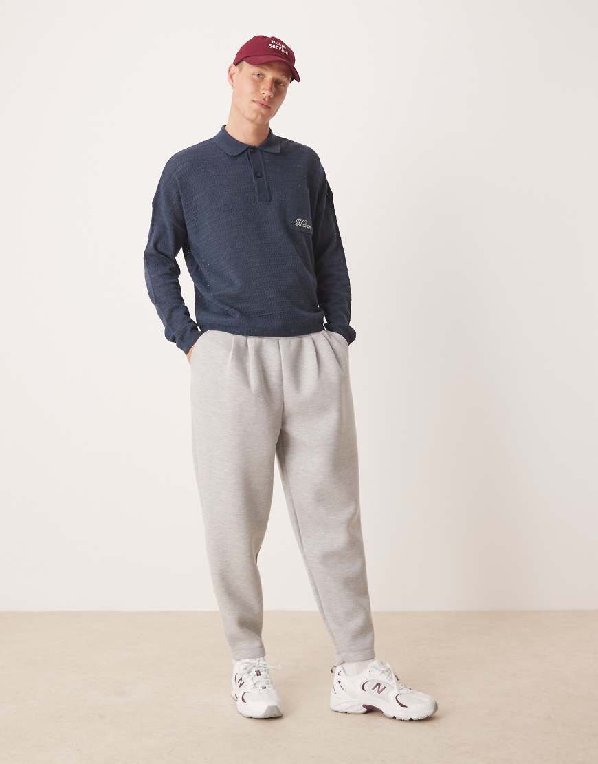 ASOS DESIGN - Schmal zulaufende Jogginghose aus Scuba-Stoff in meliertem Grau mit Bundfalten ASOS DESIGN - Schmal zulaufende Jogginghose aus Scuba-Stoff in meliertem Grau mit Bundfalten von ASOS DESIGN
