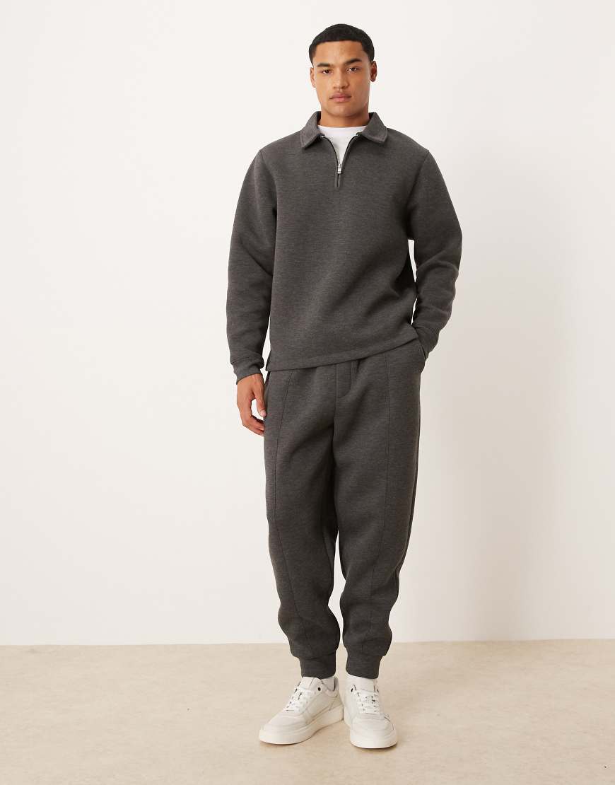 ASOS DESIGN - Schmal zulaufende Jogginghose aus Scuba in Anthrazit mit Biesen, Kombiteil-Grau ASOS DESIGN - Schmal zulaufende Jogginghose aus Scuba in Anthrazit mit Biesen, Kombiteil-Grau von ASOS DESIGN