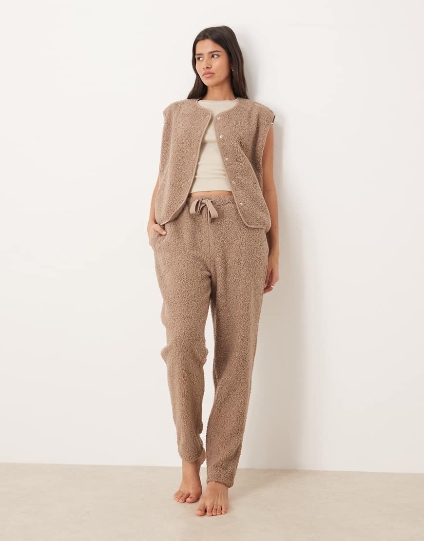 ASOS DESIGN - Schmal zulaufende Jogginghose aus Teddyfell in Nerzbraun-Brown von ASOS DESIGN