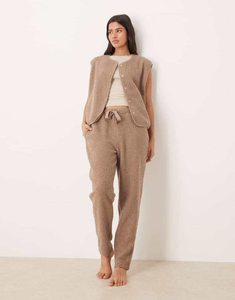 ASOS DESIGN - Schmal zulaufende Jogginghose aus Teddyfell in Nerzbraun-Brown ASOS DESIGN - Schmal zulaufende Jogginghose aus Teddyfell in Nerzbraun-Brown von ASOS DESIGN