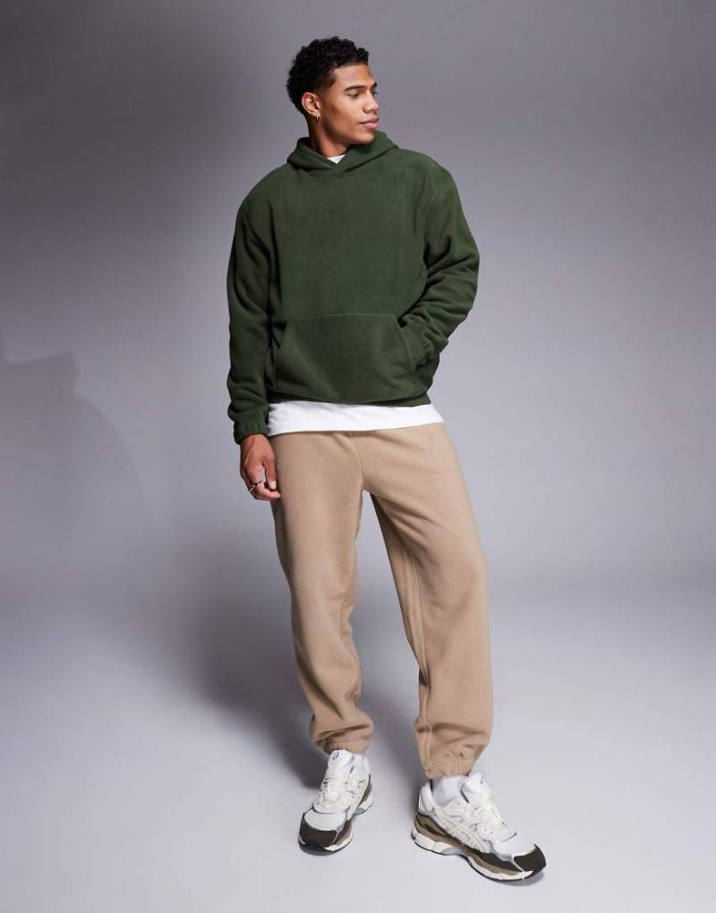 ASOS DESIGN - Schmal zulaufende Jogginghose aus braunem Fleece von ASOS DESIGN