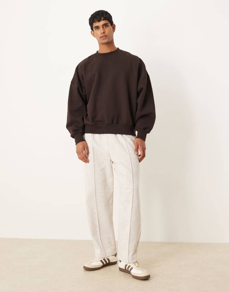 ASOS DESIGN - Schmal zulaufende Jogginghose aus neoprenartigem Material in meliertem Hellbeige-Neutral von ASOS DESIGN