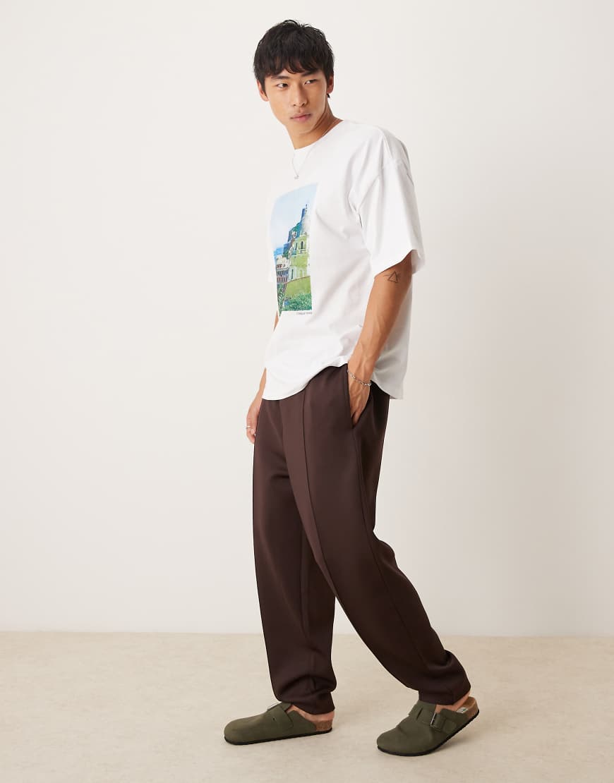 ASOS DESIGN - Schmal zulaufende Jogginghose aus neoprenartigem Stoff in Braun ASOS DESIGN - Schmal zulaufende Jogginghose aus neoprenartigem Stoff in Braun von ASOS DESIGN