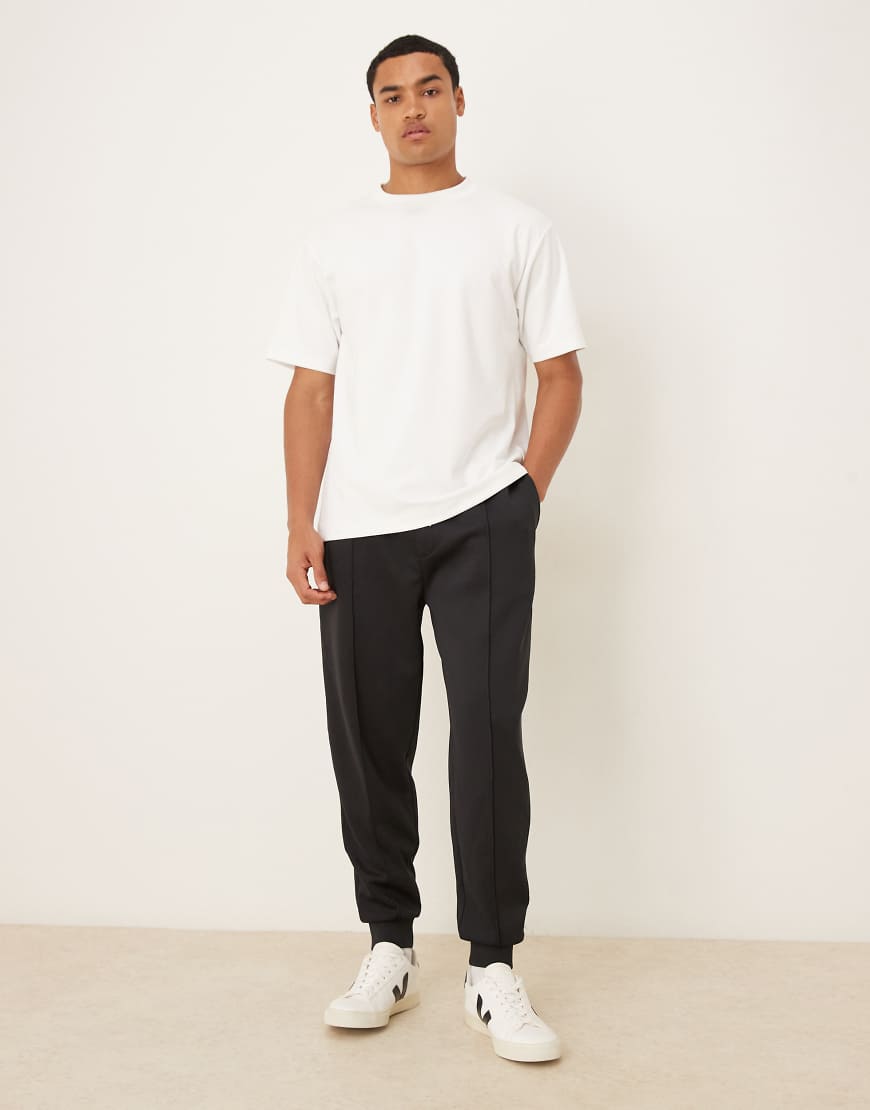 ASOS DESIGN - Schmal zulaufende Jogginghose aus neoprenartigem Stoff in Schwarz von ASOS DESIGN