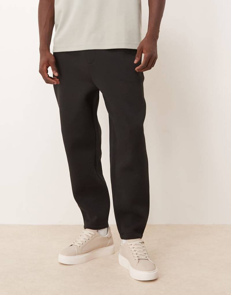 ASOS DESIGN - Schmal zulaufende Jogginghose aus schwerem, neoprenartigem Material in Schwarz von ASOS DESIGN