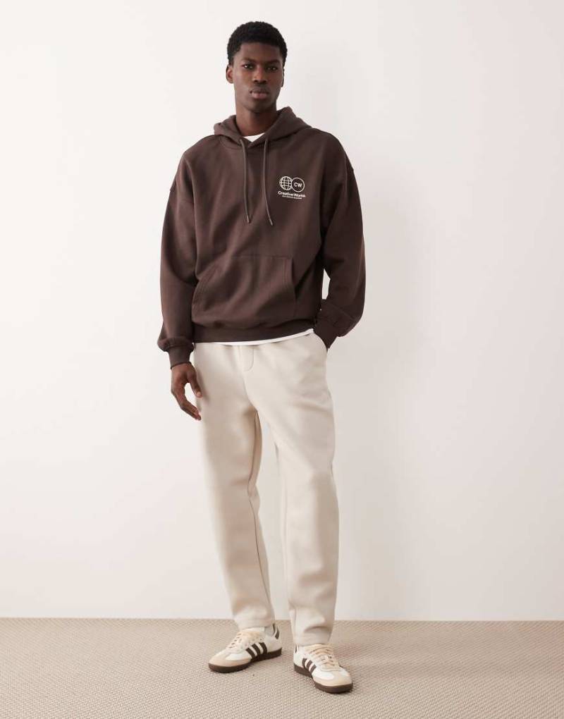 ASOS DESIGN - Schmal zulaufende Jogginghose aus schwerem, neoprenartigem Material in Beige-Neutral von ASOS DESIGN