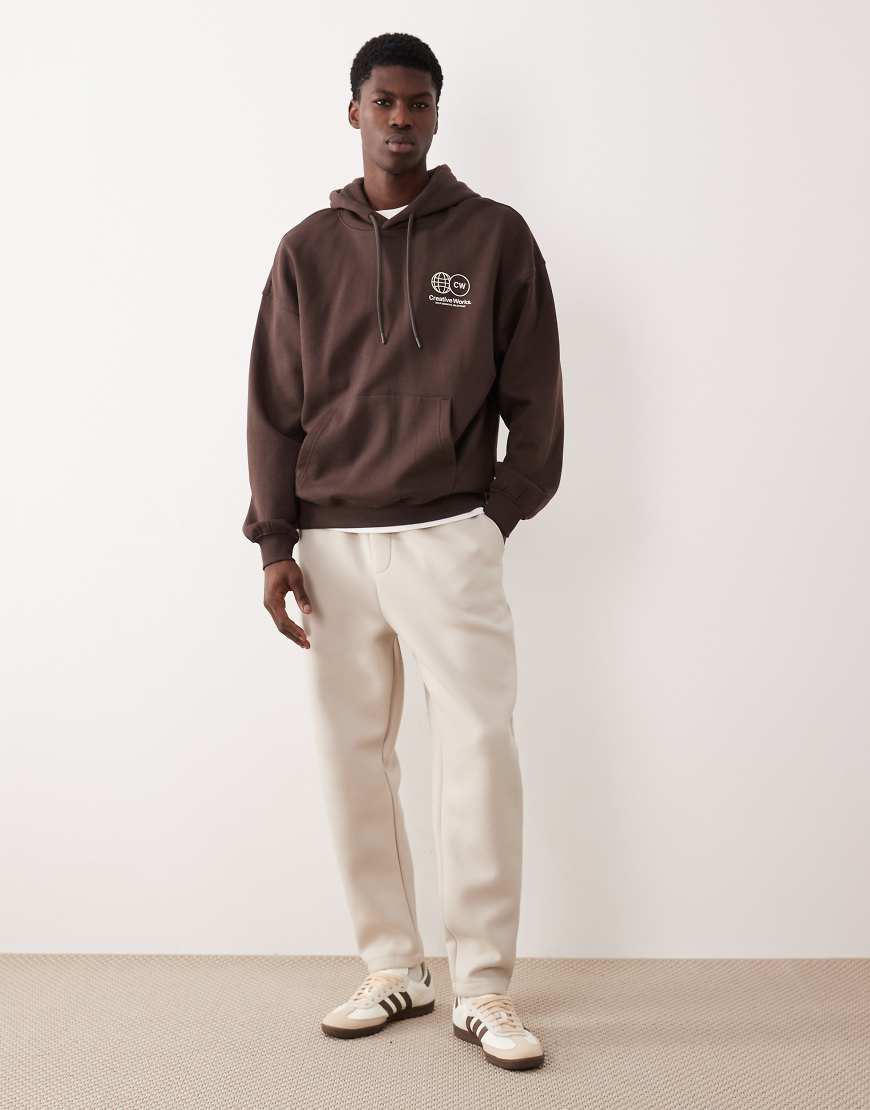 ASOS DESIGN - Schmal zulaufende Jogginghose aus schwerem, neoprenartigem Material in Beige-Neutral von ASOS DESIGN