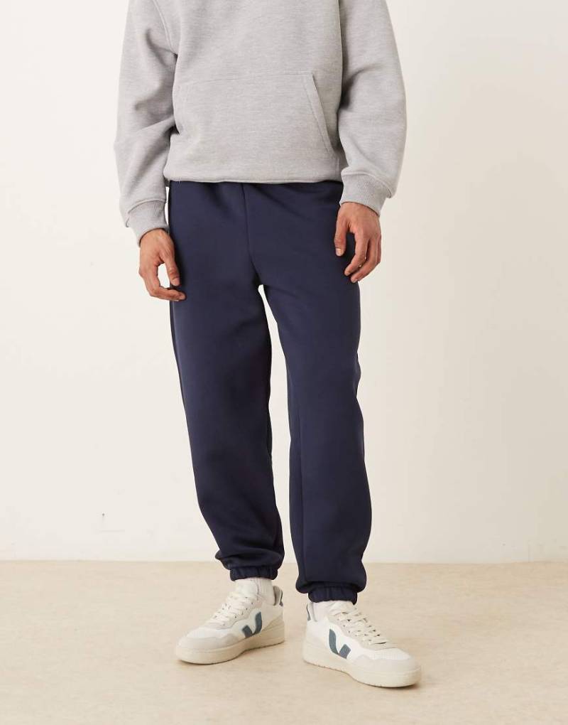 ASOS DESIGN - Schmal zulaufende Jogginghose aus schwerem, neoprenartigem Material in Marineblau von ASOS DESIGN