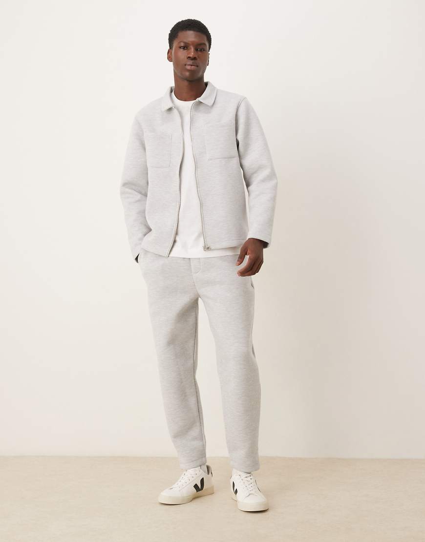 ASOS DESIGN - Schmal zulaufende Jogginghose aus schwerem, neoprenartigem Material in meliertem Grau von ASOS DESIGN