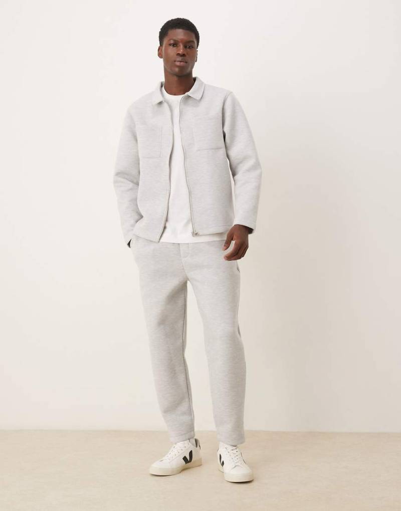 ASOS DESIGN - Schmal zulaufende Jogginghose aus schwerem, neoprenartigem Material in meliertem Grau von ASOS DESIGN