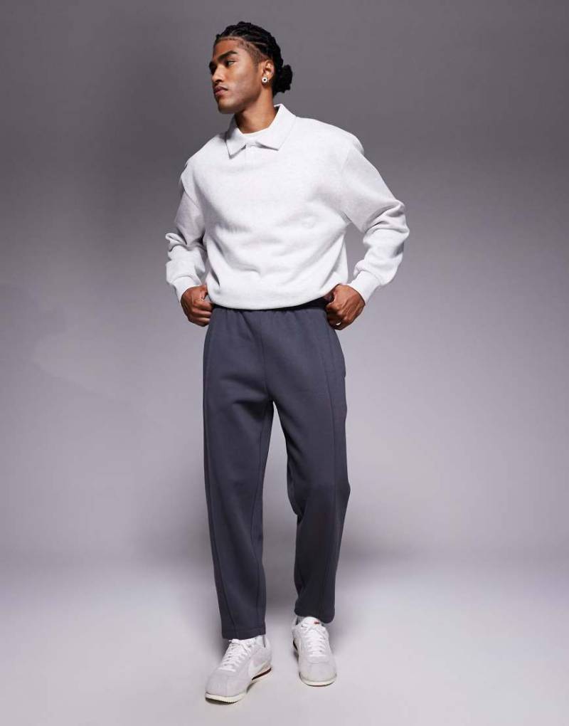 ASOS DESIGN - Schmal zulaufende Jogginghose in Anthrazit mit Biesen-Grau ASOS DESIGN - Schmal zulaufende Jogginghose in Anthrazit mit Biesen-Grau von ASOS DESIGN
