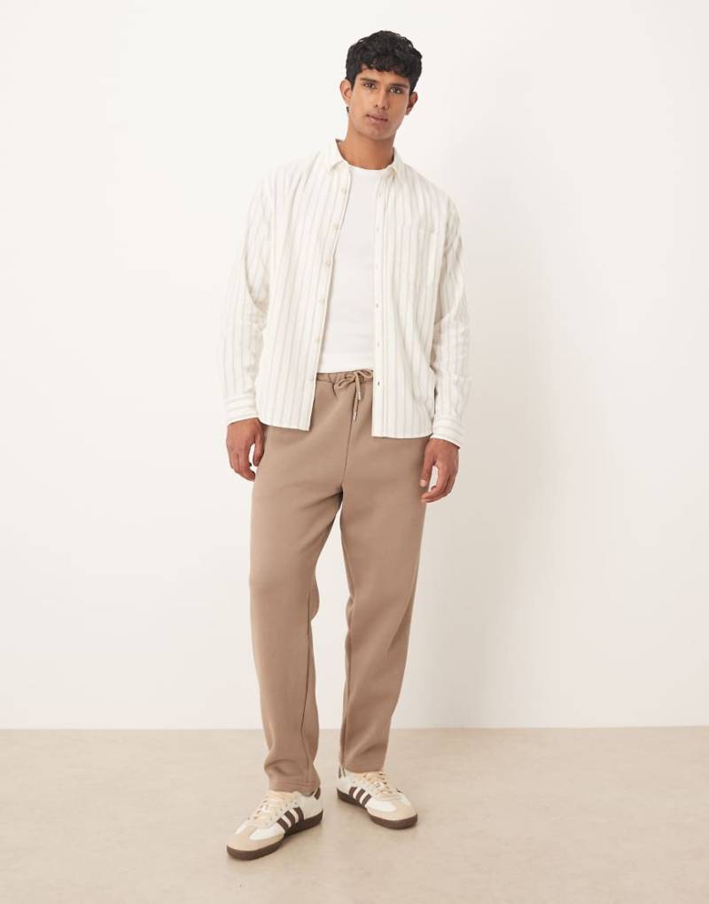 ASOS DESIGN - Schmal zulaufende Jogginghose in Beige mit lockerem Schnitt, Kombiteil-Grün von ASOS DESIGN