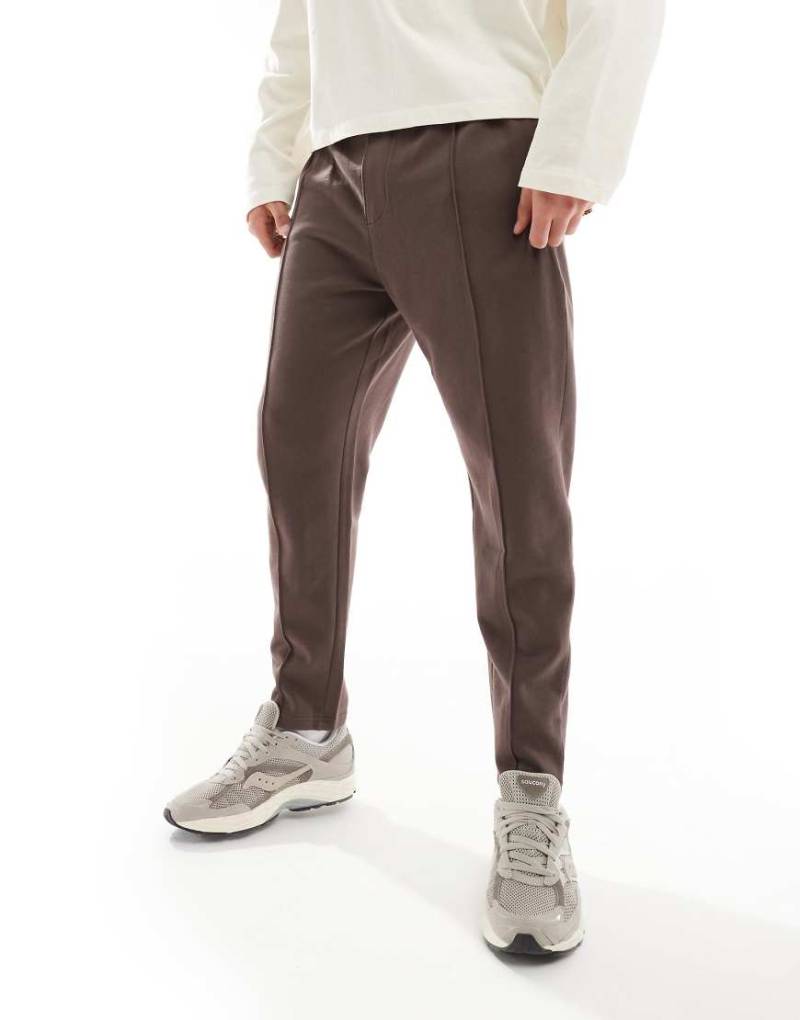 ASOS DESIGN - Schmal zulaufende Jogginghose in Braun mit Reißverschluss von ASOS DESIGN