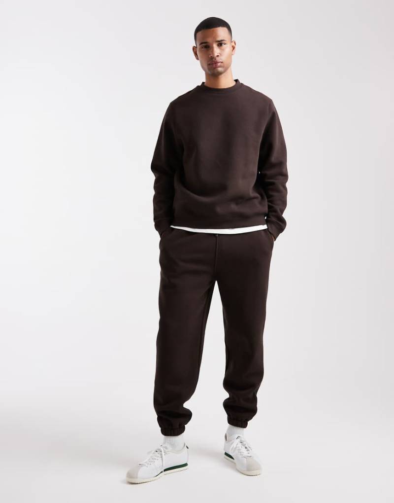 ASOS DESIGN - Schmal zulaufende Jogginghose in Braun von ASOS DESIGN