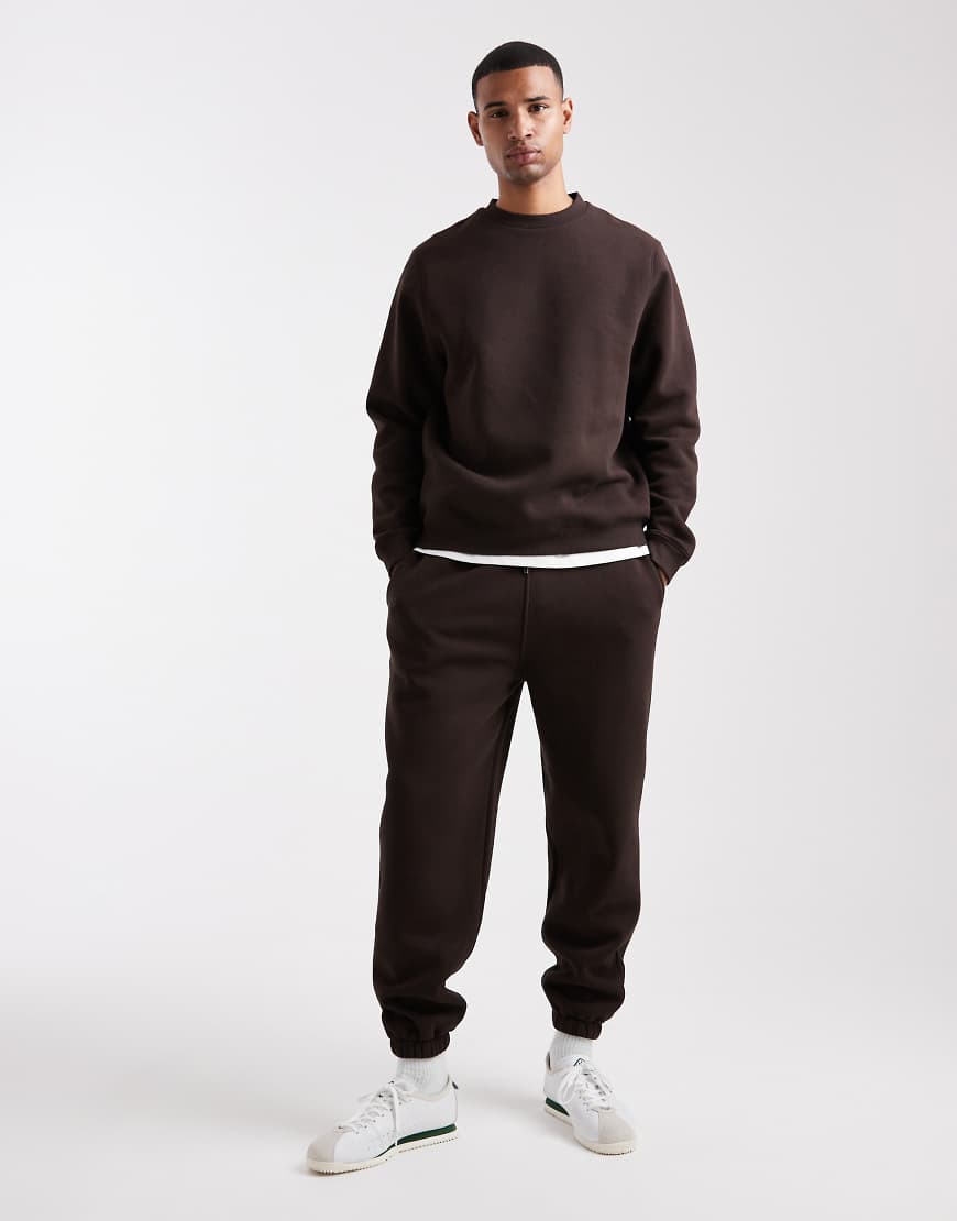 ASOS DESIGN - Schmal zulaufende Jogginghose in Braun ASOS DESIGN - Schmal zulaufende Jogginghose in Braun von ASOS DESIGN