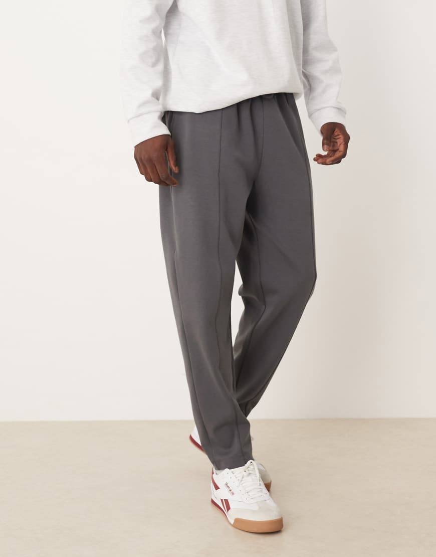 ASOS DESIGN - Schmal zulaufende Jogginghose in Dunkelgrau mit Biesen von ASOS DESIGN