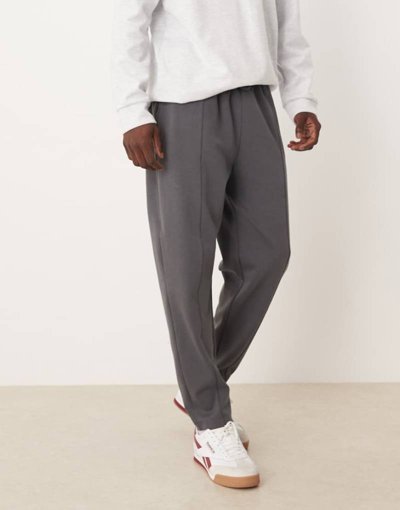ASOS DESIGN - Schmal zulaufende Jogginghose in Dunkelgrau mit Biesen von ASOS DESIGN