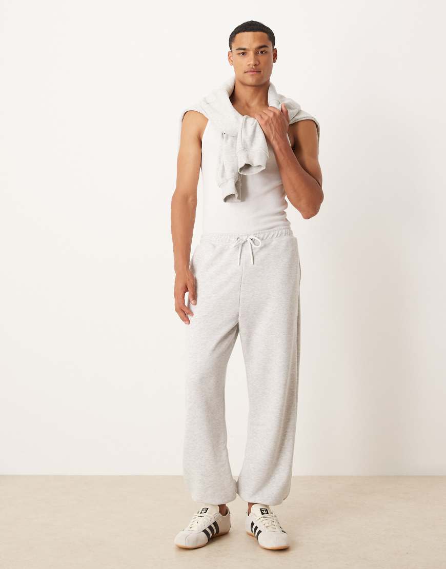 ASOS DESIGN - Schmal zulaufende Jogginghose in Grau meliert mit Loopback-Innenmaterial von ASOS DESIGN