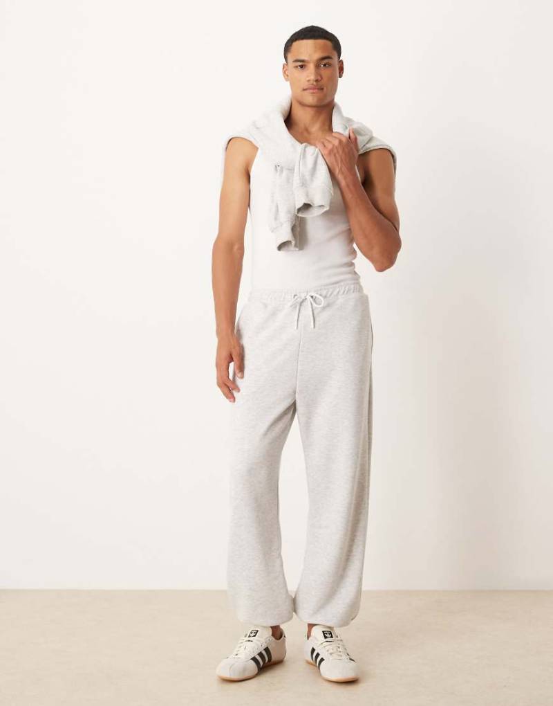 ASOS DESIGN - Schmal zulaufende Jogginghose in Grau meliert mit Loopback-Innenmaterial von ASOS DESIGN