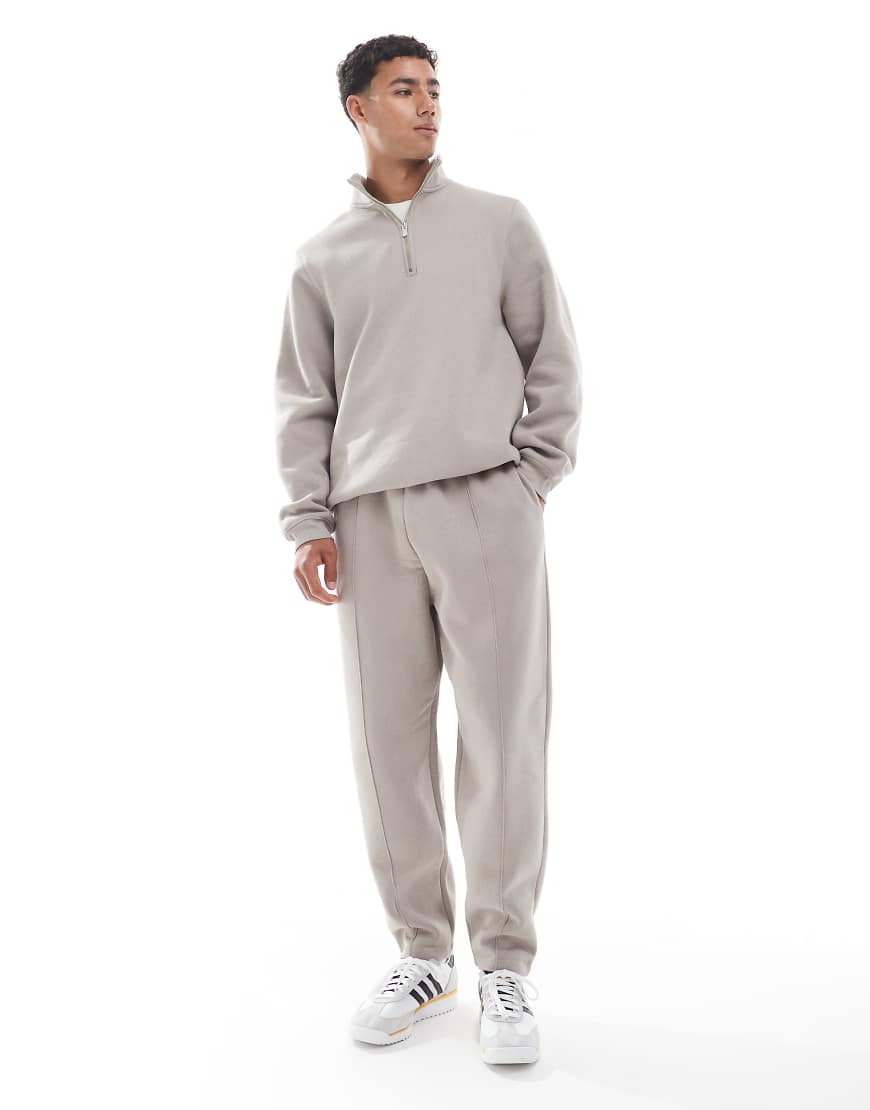 ASOS DESIGN - Schmal zulaufende Jogginghose in Grau mit Biesen-Neutral ASOS DESIGN - Schmal zulaufende Jogginghose in Grau mit Biesen-Neutral von ASOS DESIGN