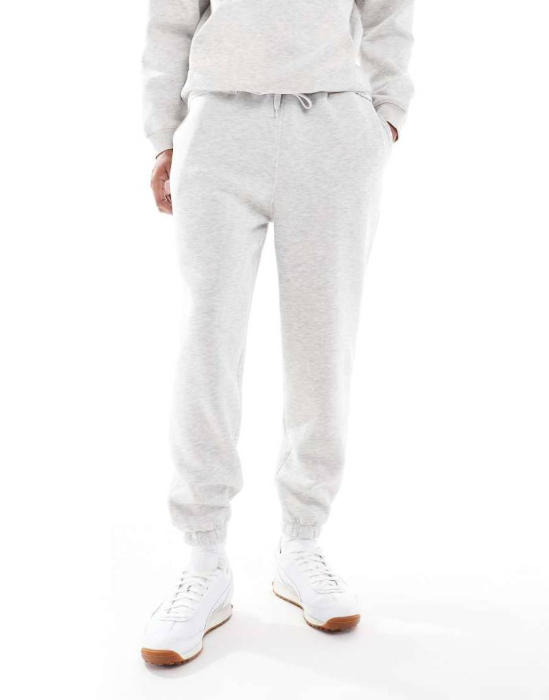 ASOS DESIGN - Schmal zulaufende Jogginghose in Hellgrau, Kombiteil-Weiß von ASOS DESIGN