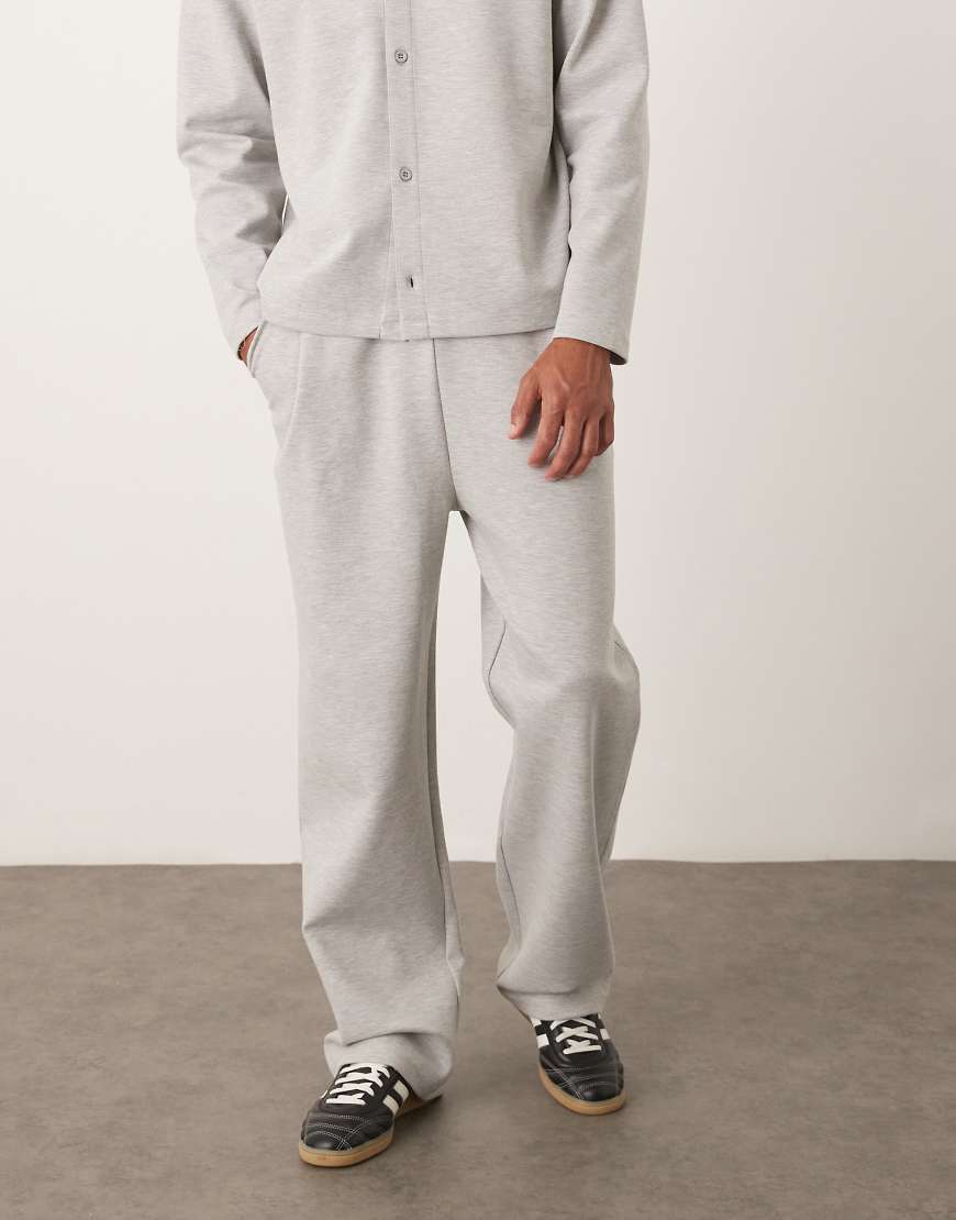ASOS DESIGN - Schmal zulaufende Jogginghose in Hellgrau mit Bundfalten von ASOS DESIGN