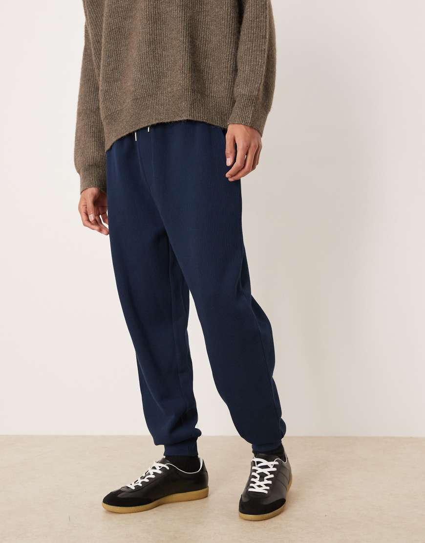 ASOS DESIGN - Schmal zulaufende Jogginghose in Marineblau mit Bündchen von ASOS DESIGN