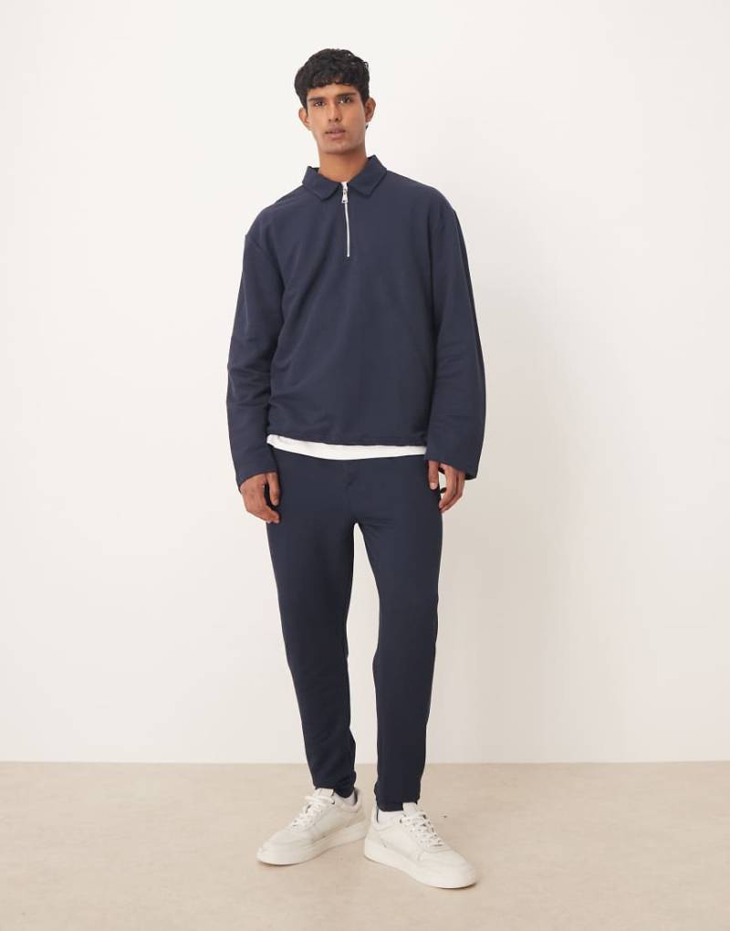 ASOS DESIGN - Schmal zulaufende Jogginghose in Marineblau mit Bundfalten, Kombiteil-Grau von ASOS DESIGN