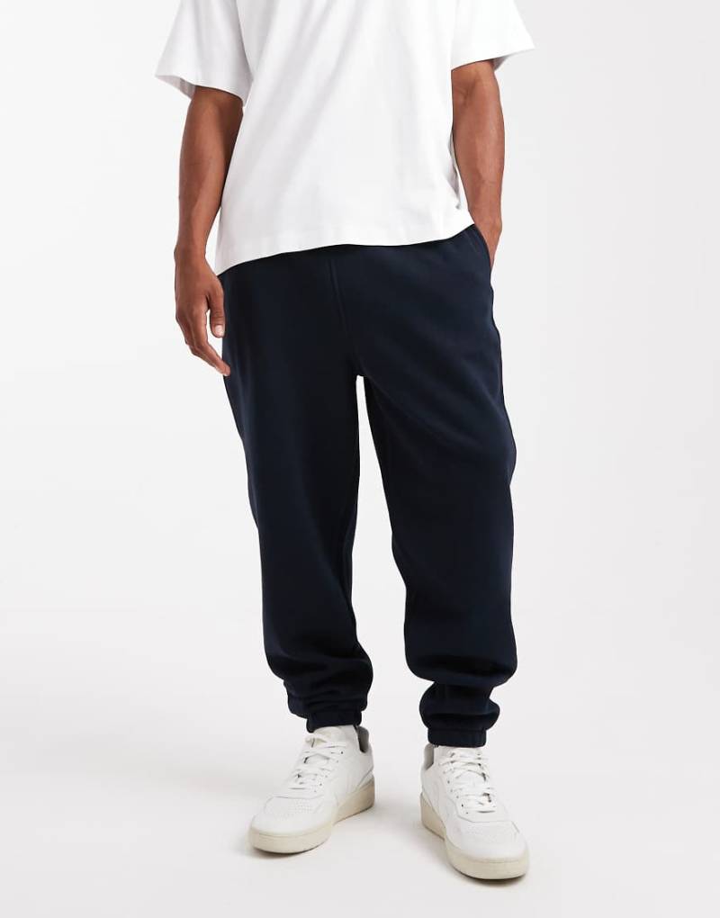 ASOS DESIGN - Schmal zulaufende Jogginghose in Marineblau von ASOS DESIGN