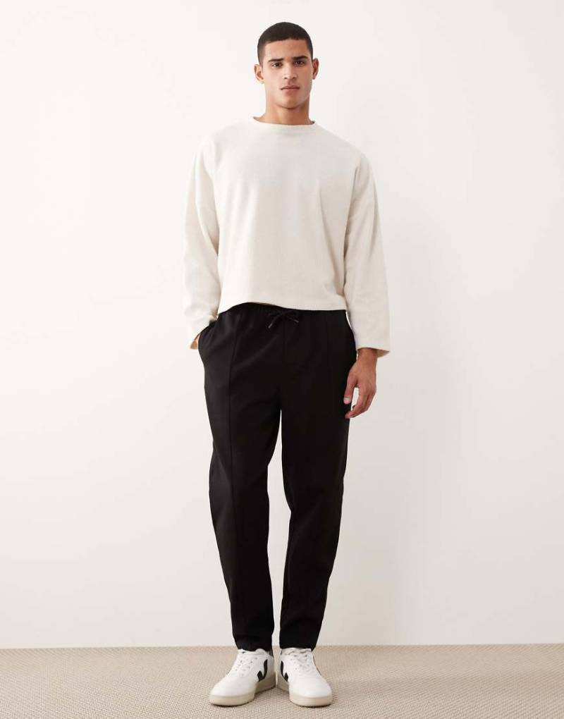 ASOS DESIGN - Schmal zulaufende Jogginghose in Schwarz mit Biesen von ASOS DESIGN