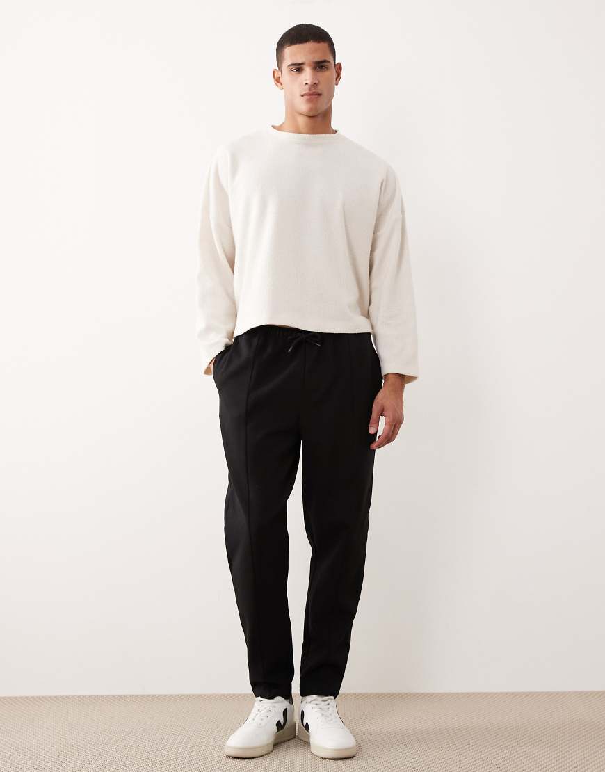 ASOS DESIGN - Schmal zulaufende Jogginghose in Schwarz mit Biesen von ASOS DESIGN