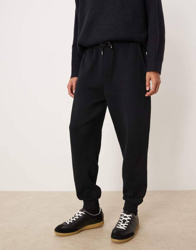 ASOS DESIGN - Schmal zulaufende Jogginghose in Schwarz mit Bündchen von ASOS DESIGN