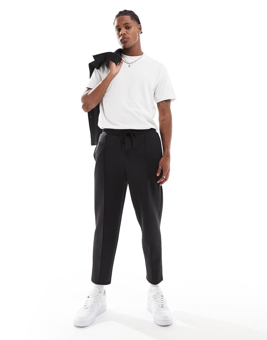 ASOS DESIGN - Schmal zulaufende Jogginghose in schwarzer Neopren-Optik ASOS DESIGN - Schmal zulaufende Jogginghose in schwarzer Neopren-Optik von ASOS DESIGN