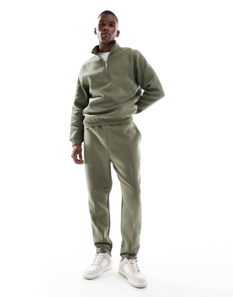 ASOS DESIGN - Schmal zulaufende Jogginghose mit Zierfalten in Grün von ASOS DESIGN