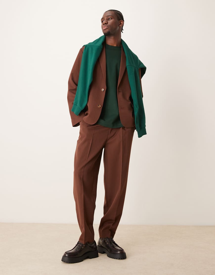 ASOS DESIGN - Schmal zulaufende Oversize-Anzughose aus Twill in Braun ASOS DESIGN - Schmal zulaufende Oversize-Anzughose aus Twill in Braun von ASOS DESIGN