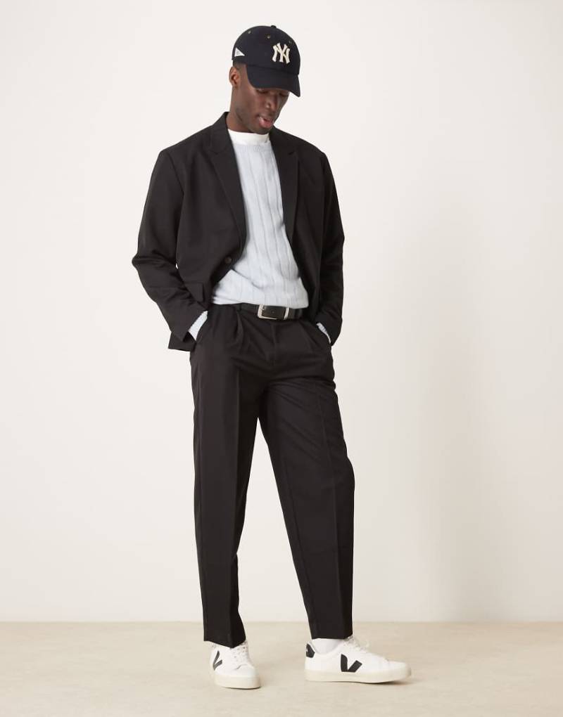 ASOS DESIGN - Schmal zulaufende Oversize-Anzughose aus Twill in Schwarz von ASOS DESIGN