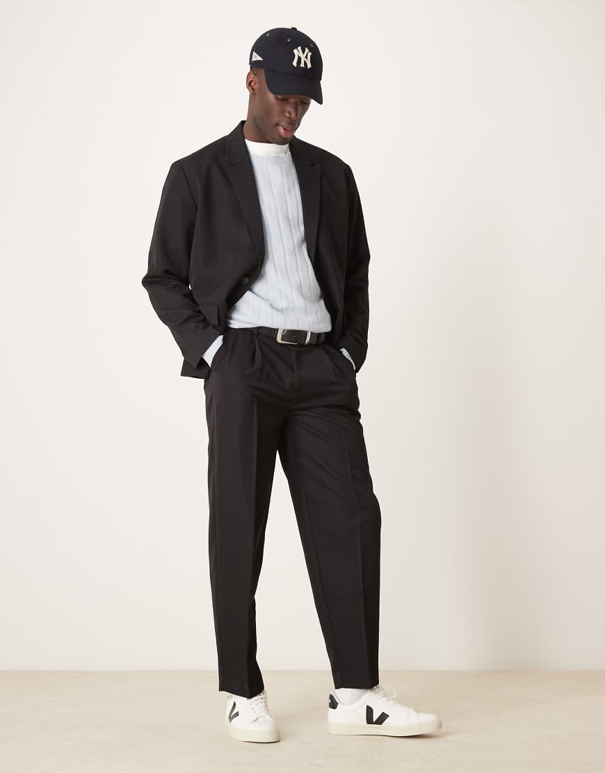 ASOS DESIGN - Schmal zulaufende Oversize-Anzughose aus Twill in Schwarz von ASOS DESIGN