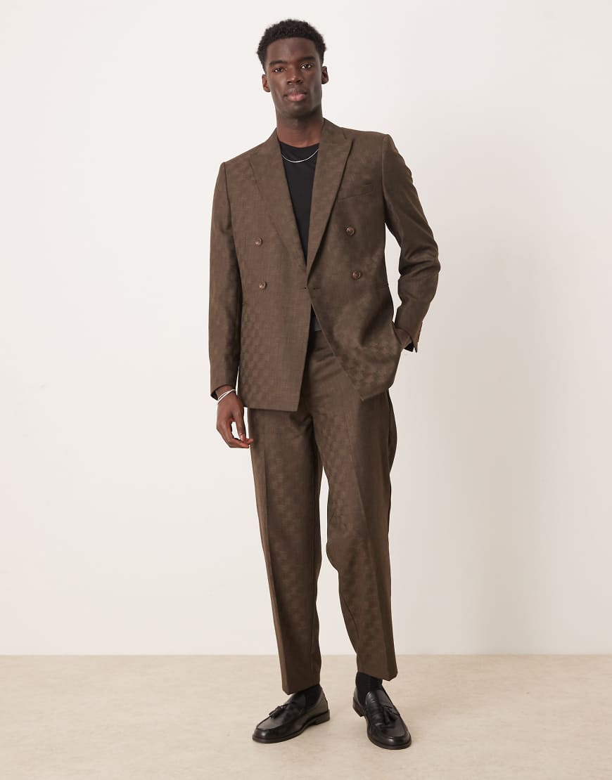 ASOS DESIGN - Schmal zulaufende Oversize-Anzughose aus braunem Jacquard mit Schachbrettmuster ASOS DESIGN - Schmal zulaufende Oversize-Anzughose aus braunem Jacquard mit Schachbrettmuster von ASOS DESIGN