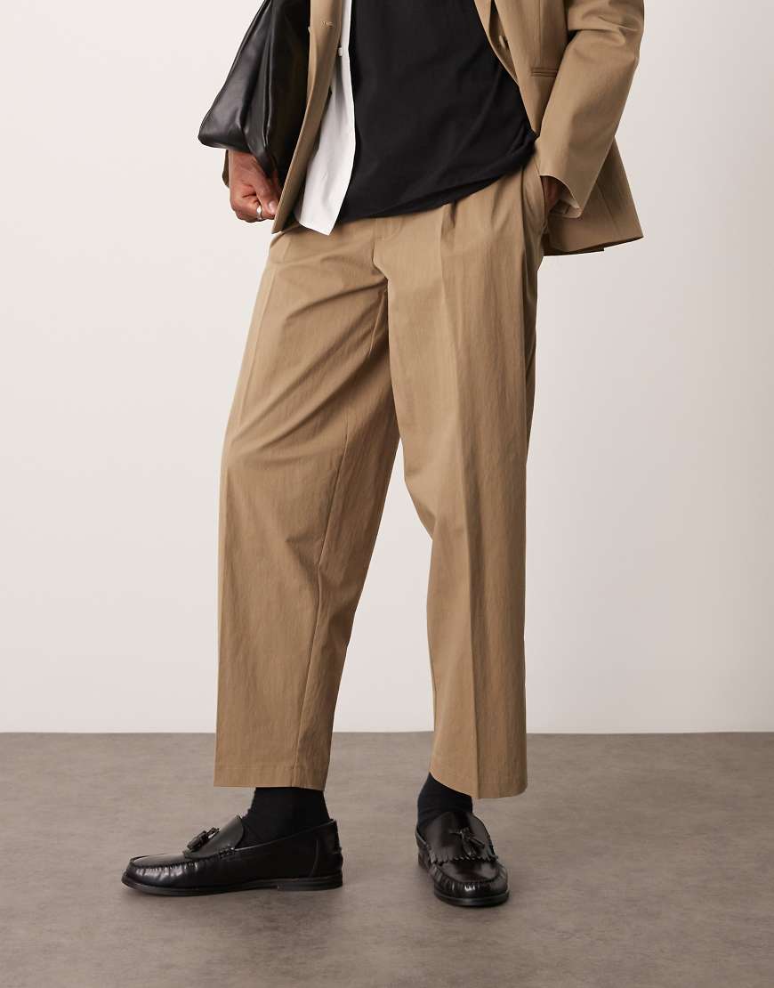 ASOS DESIGN - Schmal zulaufende Oversize-Anzughose aus khaki Funktionsmaterial mit Bundfalten-Grün von ASOS DESIGN