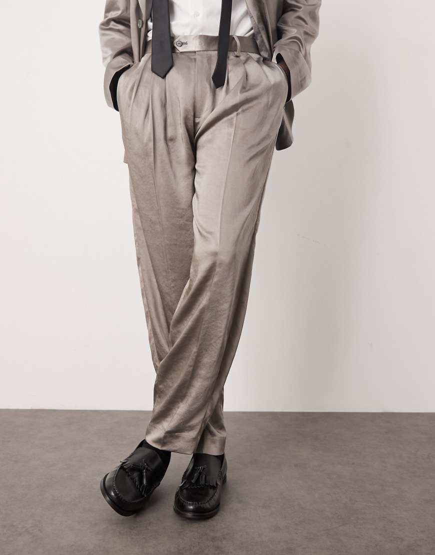 ASOS DESIGN - Schmal zulaufende Oversize-Anzughose aus mattem Satin in Grau von ASOS DESIGN