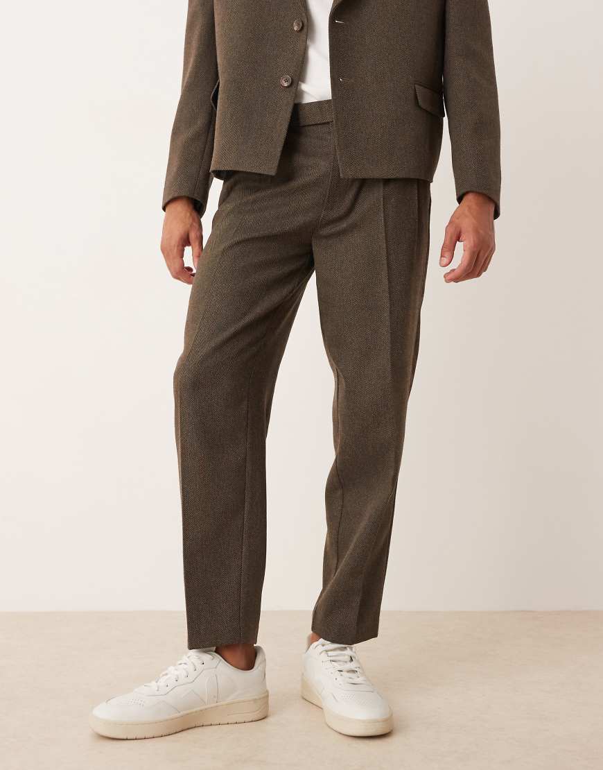 ASOS DESIGN - Schmal zulaufende Oversize-Anzughose in Braun-Brown von ASOS DESIGN