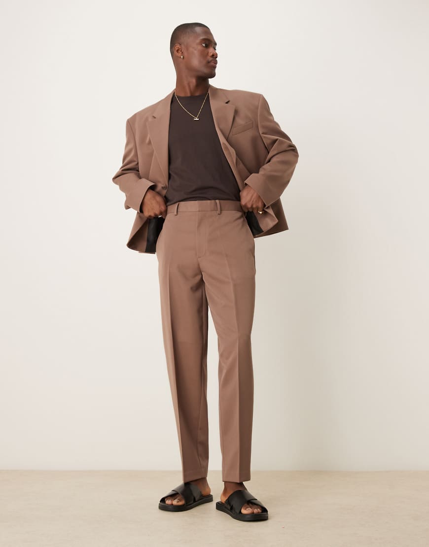 ASOS DESIGN - Schmal zulaufende Oversize-Anzughose in Braun von ASOS DESIGN