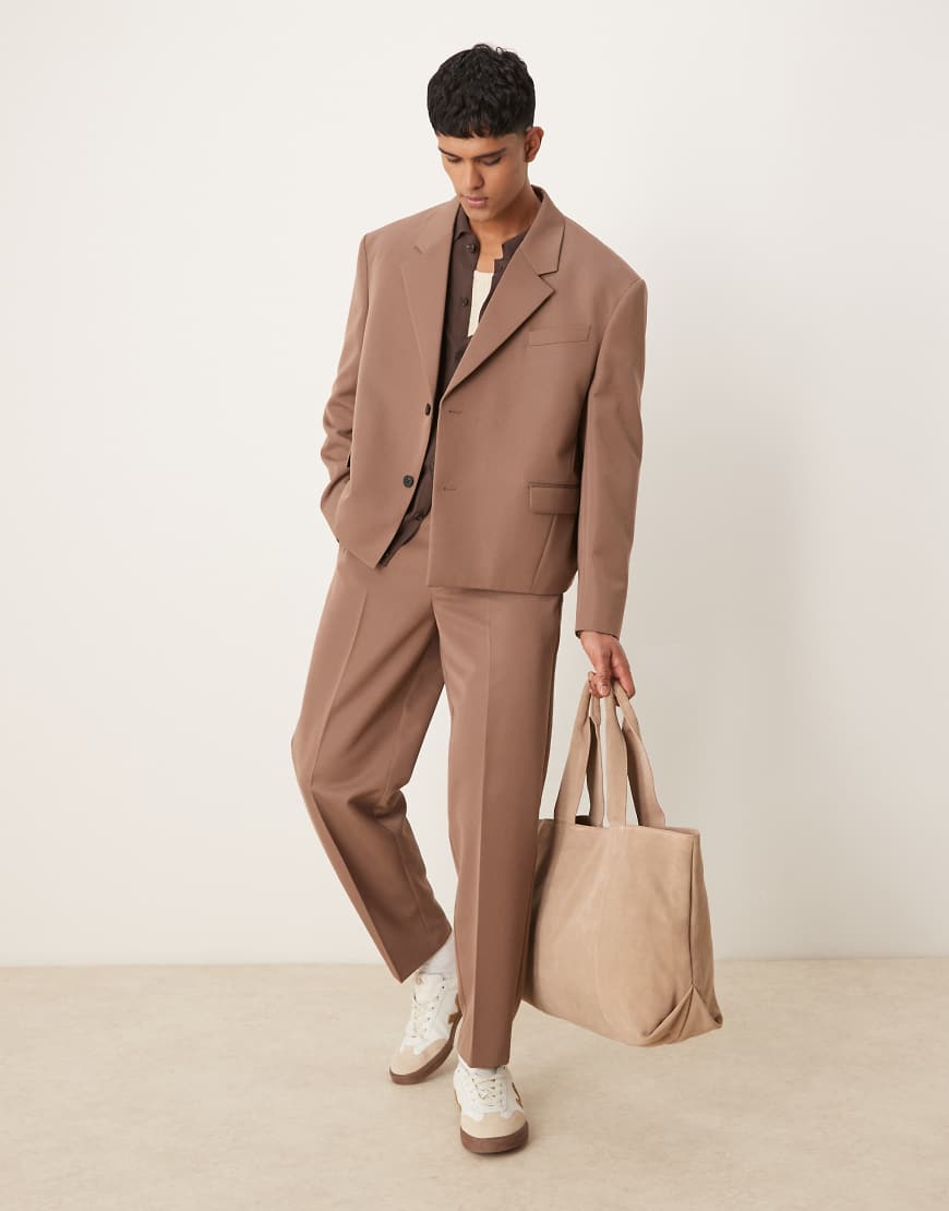 ASOS DESIGN - Schmal zulaufende Oversize-Anzughose in Braun ASOS DESIGN - Schmal zulaufende Oversize-Anzughose in Braun von ASOS DESIGN
